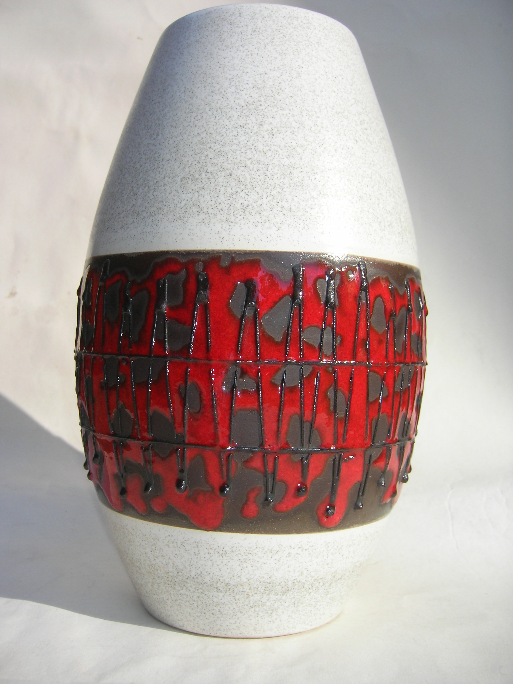 D & B 110-25 Red and Black Space Age Fat Lava Vase